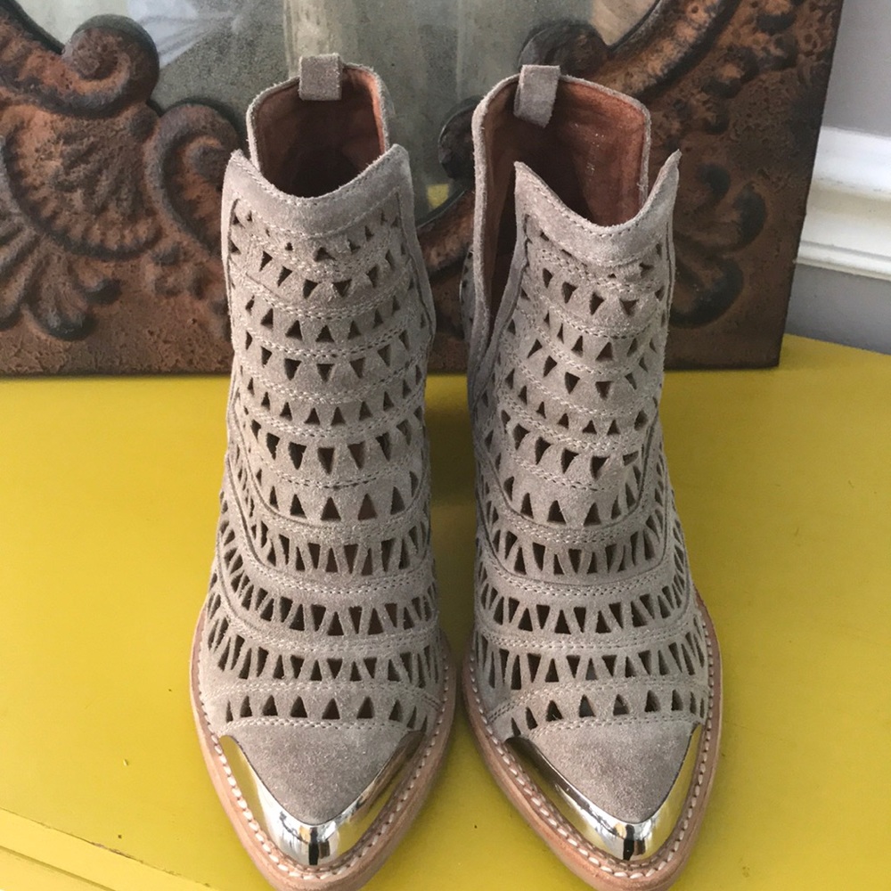 GREAT COND JEFFrEY CAMPBELL SABROS TAN SUEDE SZ 6